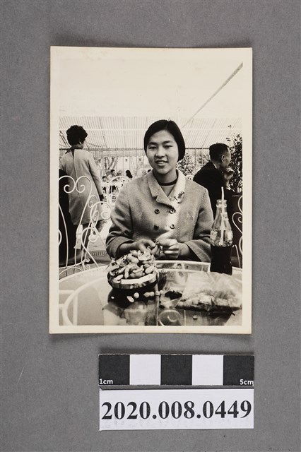 女子於餐桌前獨照 (共2張)