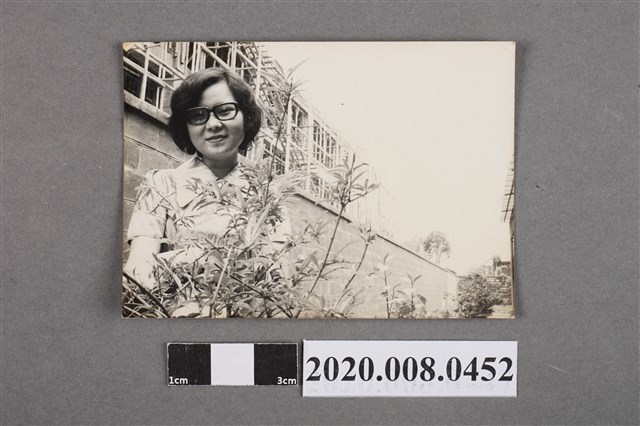 女子於圍牆邊獨照 (共2張)