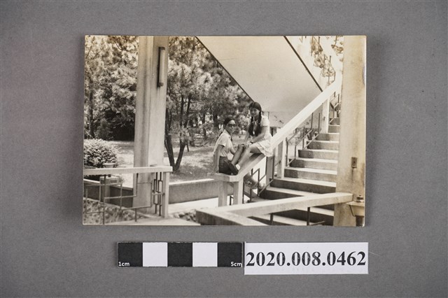 二女於樓梯扶手上合照 (共2張)