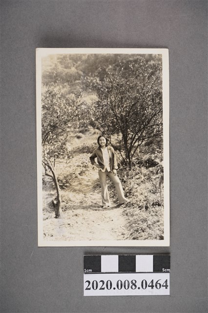 女子於樹林間獨照 (共2張)