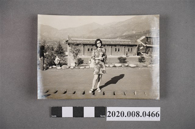 女子於水溝上獨照 (共2張)