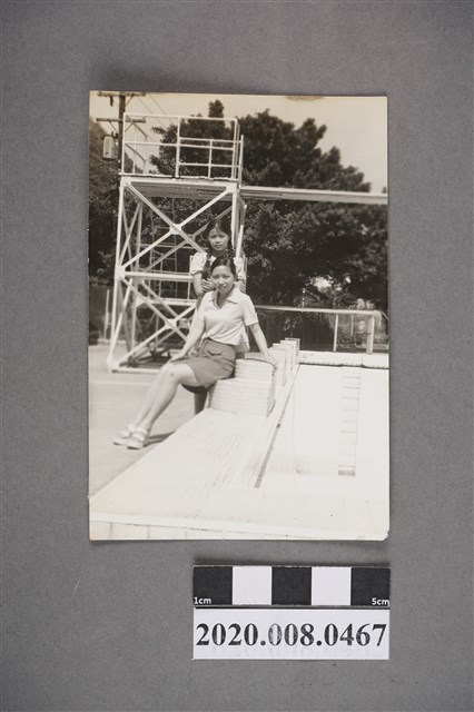 二女於泳池畔合照 (共2張)