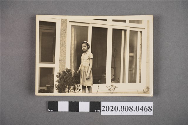 女童於窗戶前獨照 (共2張)