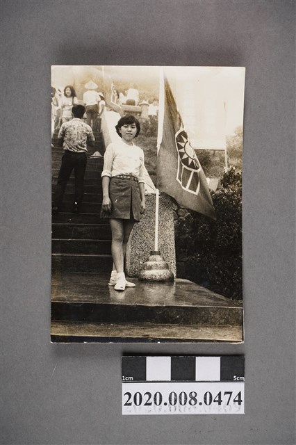 女子於救國團旗幟旁獨照 (共2張)