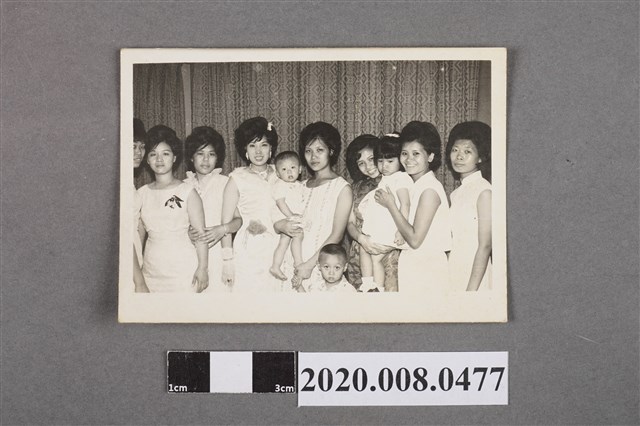 眾人於窗簾前合照 (共2張)