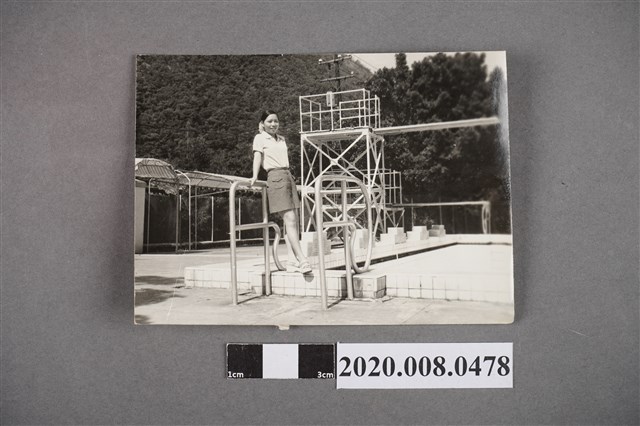 少女於泳池欄杆前獨照 (共2張)