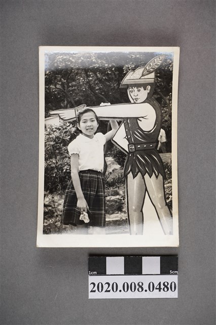 少女於立牌旁獨照 (共2張)