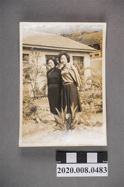 二女於庭院中合照 (共2張)