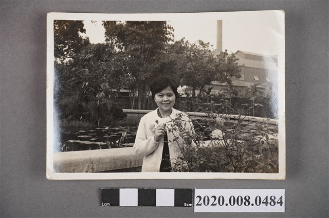 女子於池畔獨照 (共2張)