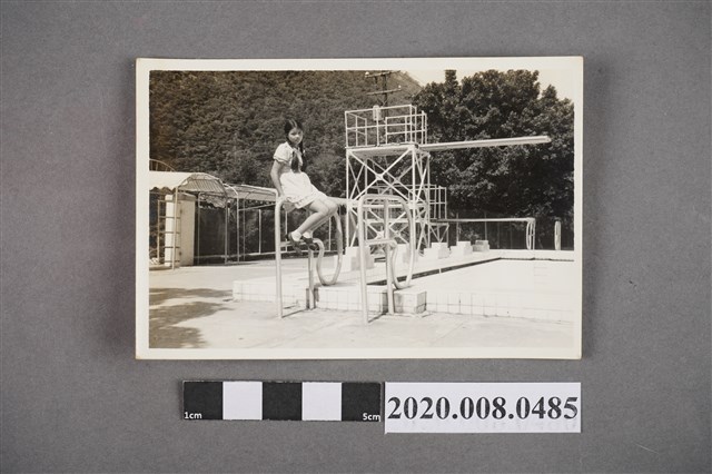 少女於泳池邊獨照 (共2張)