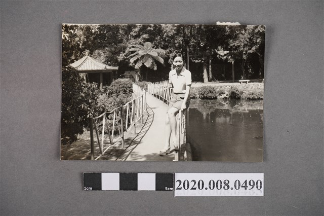 女子於池畔護欄上獨照 (共2張)