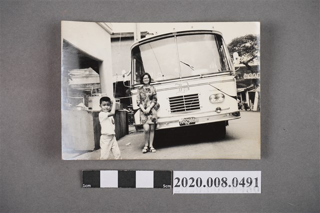 女子與男童於客運前之生活紀錄 (共2張)