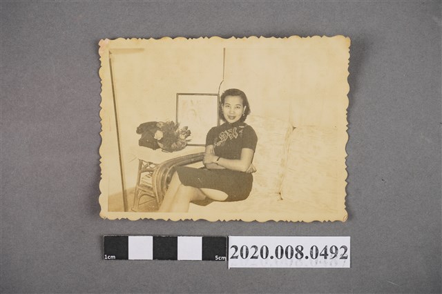 女子於沙發上獨照 (共2張)