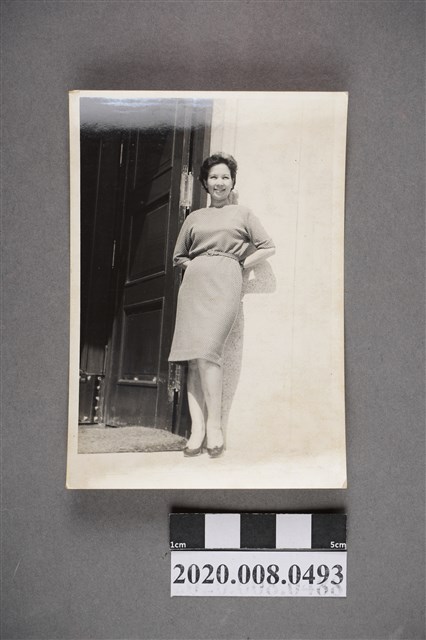 女子於門前獨照 (共2張)