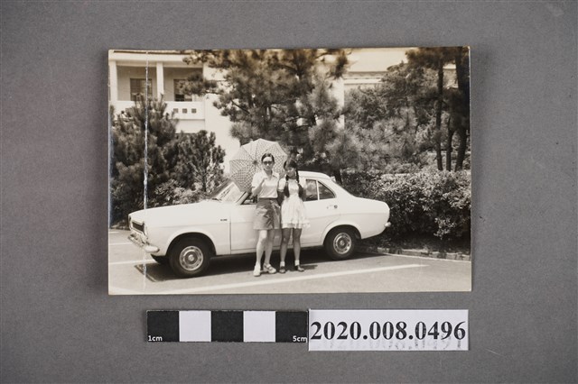 二女於車旁合照 (共2張)