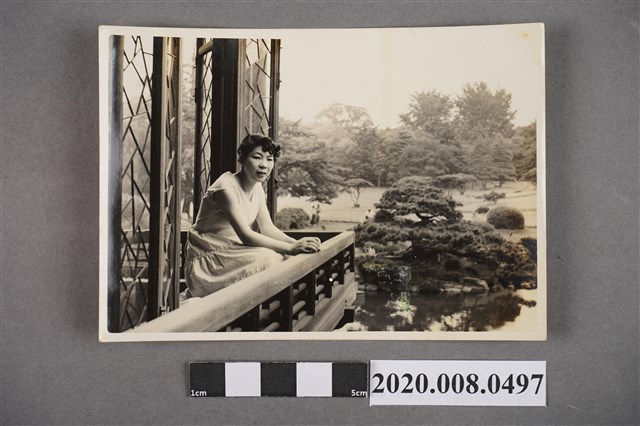 女子於圍欄邊合照 (共2張)