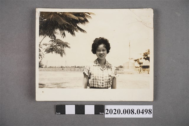 女子於操場前獨照 (共2張)