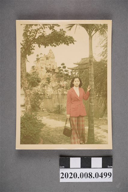 女子於庭院中合照 (共2張)