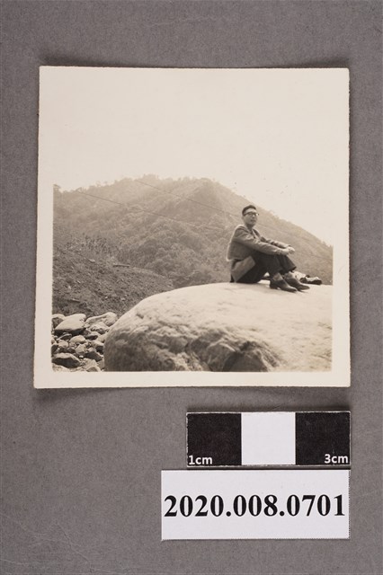 男子坐於石頭上 (共2張)