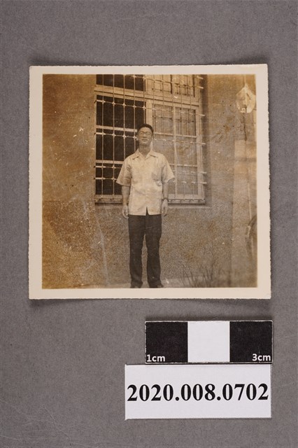 男子立於窗前 (共2張)