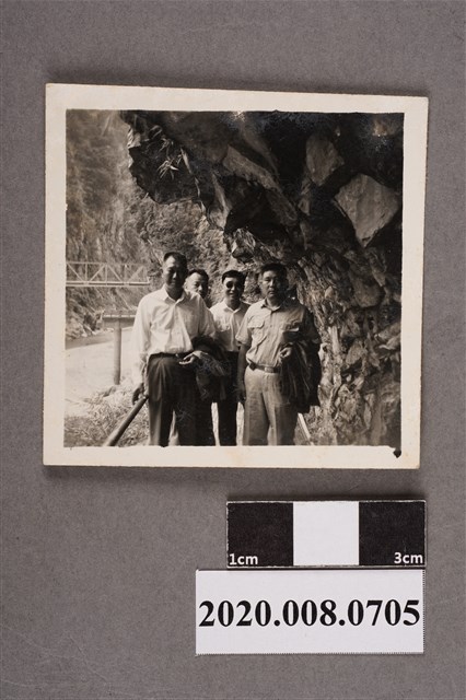 4人於步道內合影 (共2張)