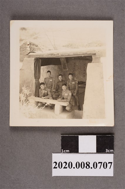 5人於辦公室前合影 (共2張)