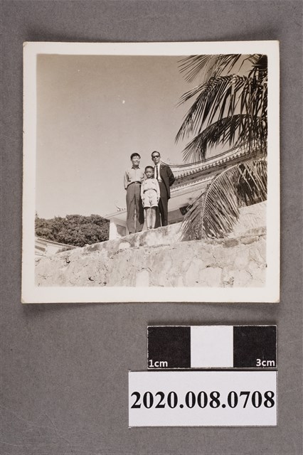 3人於建築前合影 (共2張)