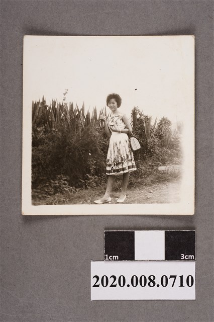 女子於草叢前合照 (共2張)