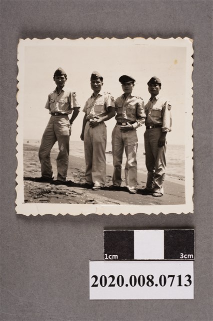 4人於沙灘前合照 (共2張)