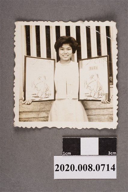 女子手持畫作獨照 (共2張)