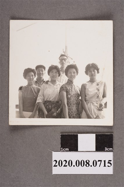 6名男女合照 (共2張)