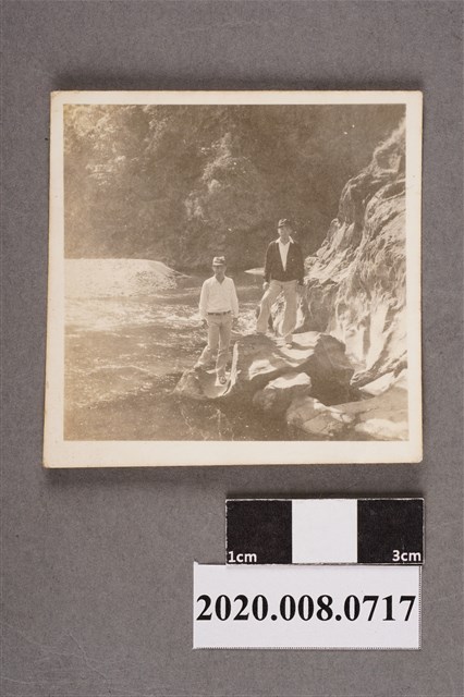 2名男子於溪旁合照 (共2張)