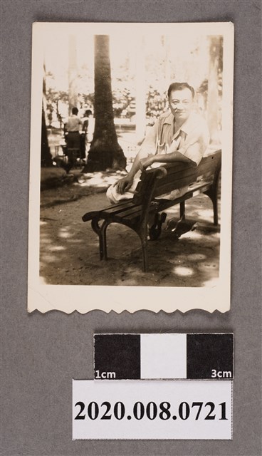 男子坐姿獨照 (共2張)