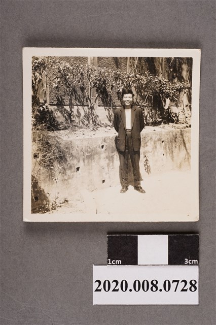 男子獨照 (共2張)