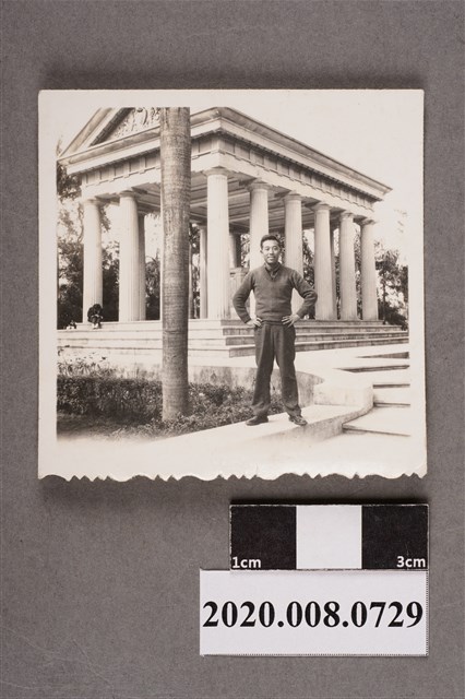 男子於建築前獨照 (共2張)