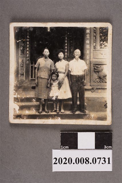 家族於寺廟前合照 (共2張)