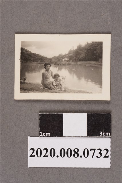 婦人與小孩於湖畔合照 (共2張)