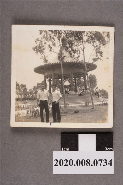 2名男子於涼亭前合照 (共2張)