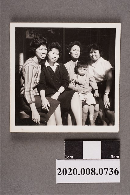 4名婦人與一孩童合照 (共2張)