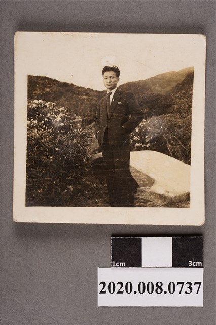 男子獨照 (共2張)