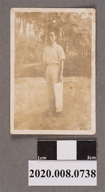 男子獨照 (共2張)