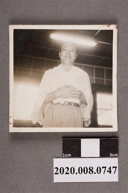 男子獨照 (共2張)