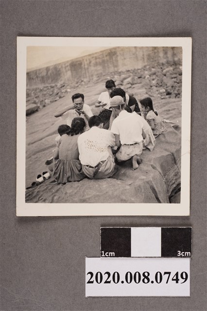 多人於沙灘前合照 (共2張)