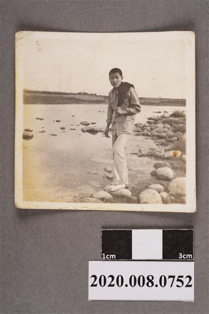 男子獨照 (共2張)