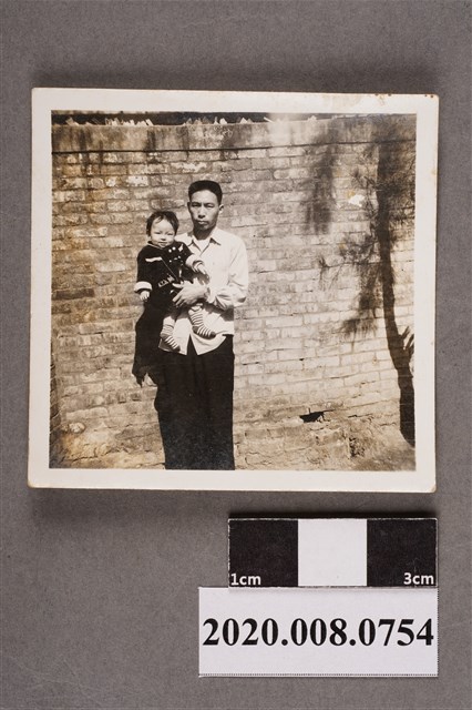 男子抱嬰兒合照 (共2張)