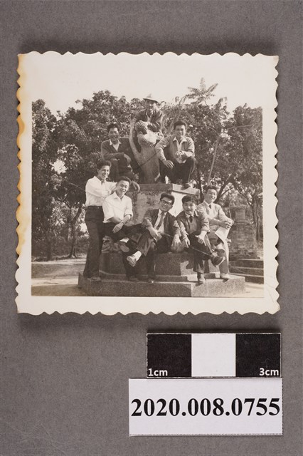 8名男子與雕塑合照 (共2張)