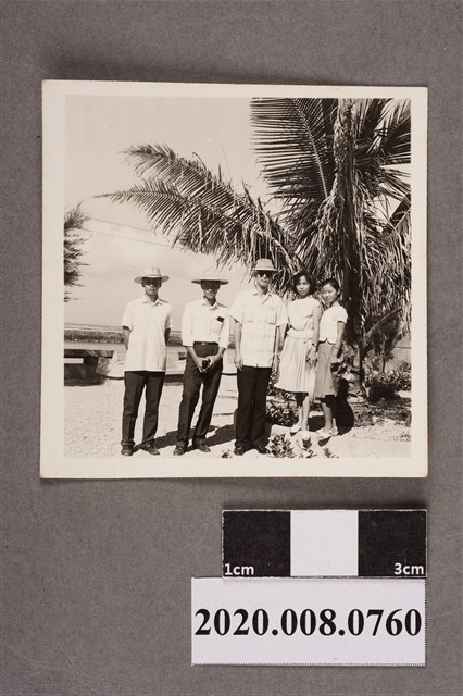 5名男女合照 (共2張)