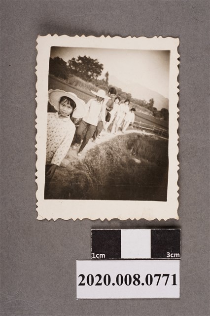 6名男女合照 (共2張)