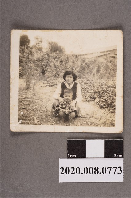 婦人與孩童合照 (共2張)