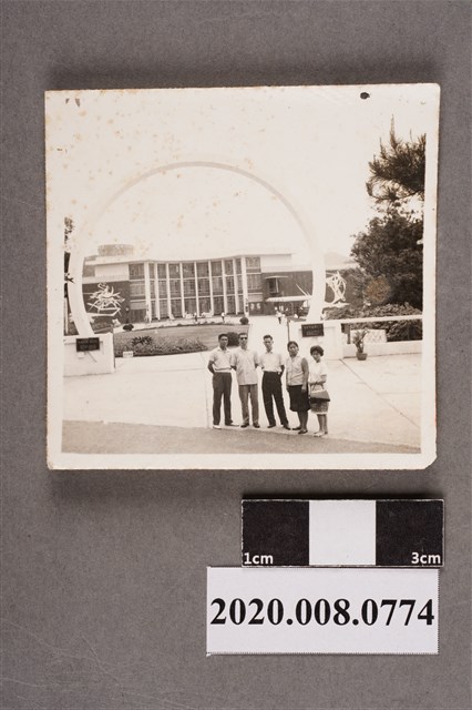 5名男女於建築前合照 (共2張)